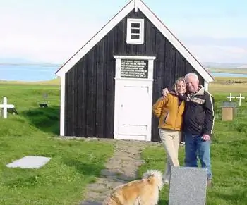 Лорианна с Хильдибрандуром перед фермерской церковью на его территории в Бьярнархофне.