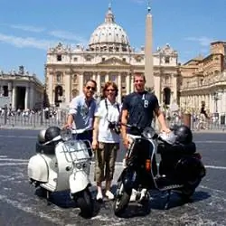 Vespa путешествует по Риму.