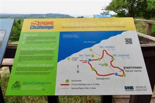 Three Dune Challenge - это 1,5-мильная трасса, включающая самую крутую дюну в парке с вертикальным подъемом 552 фута.