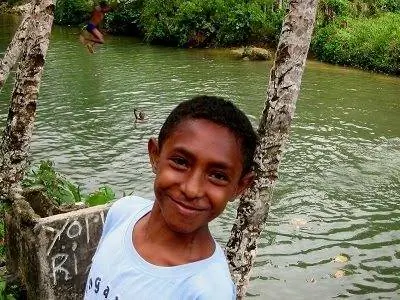 Дружелюбный местный житель у купальни в Фак-Фак, Западное Папуа. фотографии Майкла Бриттона.