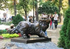 Кот Пантелеймон: туристы трут ему уши и загадывают желание.