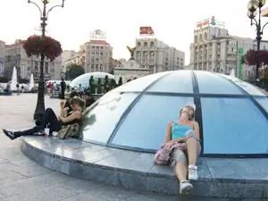 Майдан Незалежности - это место, где тусуются подростки и отдыхают затертые путники.