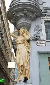 Имперский стиль в архитектуре и множество великолепных скульптур делают Вену шедевром.