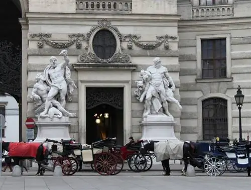Конные экипажи перед Императорским дворцом Хофбург в Вене, Австрия