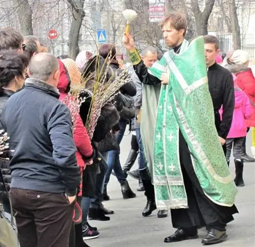 Верующие принимают благословение во Владимирском соборе в Киеве. Верующие принимают благословение во Владимирском соборе в Киеве.