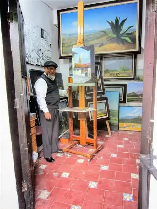 Художник в своей мастерской на «Barrio Del Artista» (улица художников) - Пуэбла, Мексика.