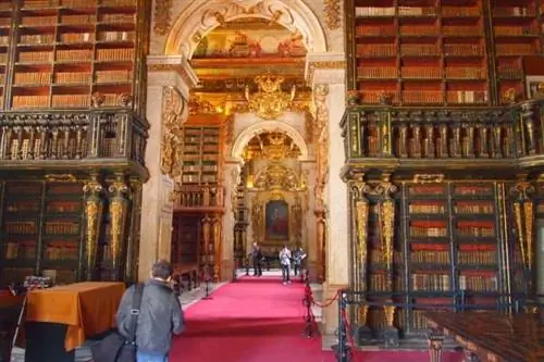 Biblioteca Joanina, университетская библиотека, построенная в 18 веке на крыше старой королевской тюрьмы.