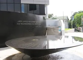 Мемориал гражданских прав в Южном юридическом центре по борьбе с бедностью был спроектирован Майей Лин.