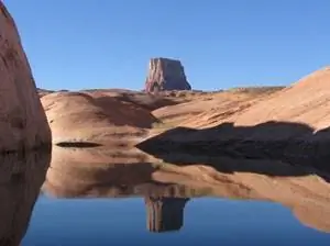 Красные скалы Аризоны кажутся еще красивее, отражаясь в водах озера Пауэлл. Фотографии Shady Hartshorne, если не указано иное.
