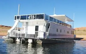 75-футовый плавучий дом доступен в Antelope Point Marina.