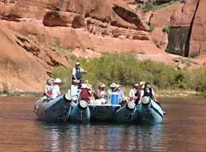 Colorado River Discovery предлагает туры по плоской воде - без бурной воды.