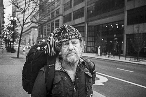 Если вы найдете кого-то с интересным лицом, не бойтесь спросить его, можете ли вы сделать его портрет!