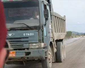 Грузовики оставляют мало места при проезде, а автобусы и того меньше.