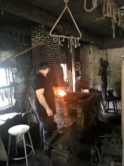 Кузнец работает в магазине Шелбернского музея.