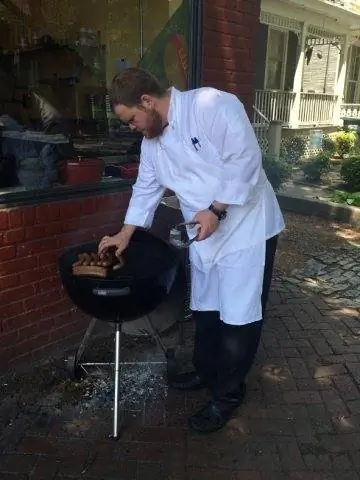 Закулисные доги Dutch & Co - изысканные хот-доги, только что приготовленные на гриле, каждую субботу в полдень в районе Черч-Хилл в Ричмонде. Фотографии Джеффа Резерфорда.