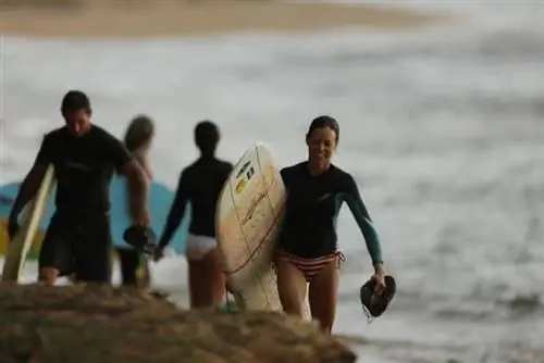 Ноэль Салми во второй половине дня после эпического сеанса серфинга в Pakalas Kauai HI с Клэем Уолкоттом, Кейлтин Пардо де Зела и Сарой Бартон на заднем плане. Фото Рая Коуэна