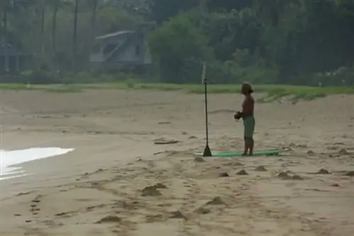 Титус Кинимака наблюдает за прибоем с пляжа в заливе Ханалей, Кауаи, Гавайи. Фото Рая Коуэна