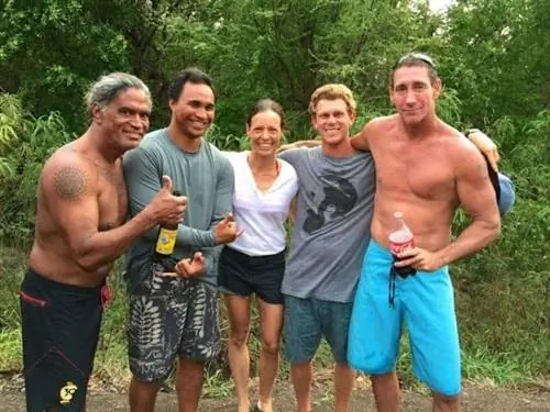 Ноэль Салми отдыхает с Титусом Кинимакой, Кайми Канехолани, Рай Коуэном и Клэем Уолкоттом после серфинга в Pakalas Kauai HI. Фото Сьюзи Блэк