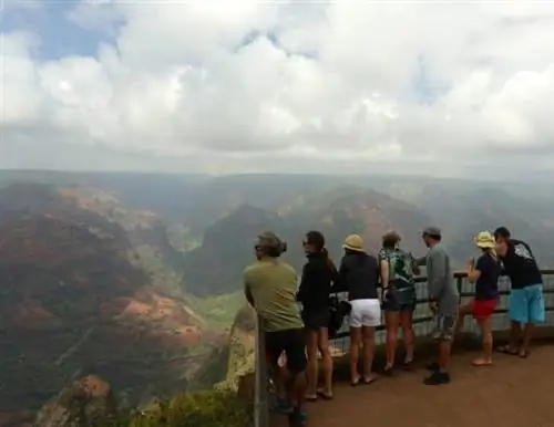 Титус Кинимака Ноэль Салми Сара Бартон Сьюзи Блэк Кайми Кинимака Кейтлин Пардо де Зела и Кэли Уолкотт наслаждаются величием каньона Ваймеа. Фото Рая Коуэна