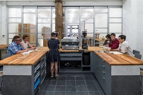 Учебный центр Counter Culture Coffee Roasters во время урока пивоварения.