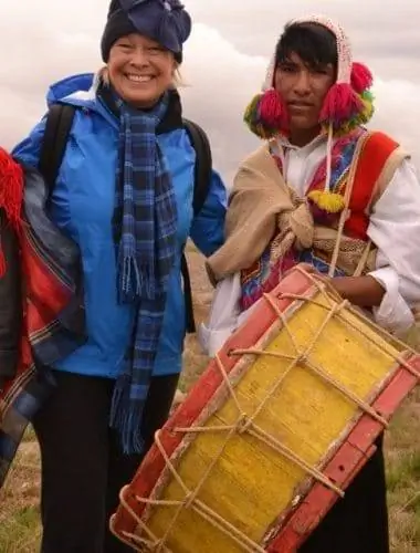 Женщина, путешествующая по достопримечательностям и душе в Перу.