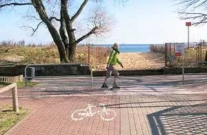 Вдоль пляжа Сопота проходят бесконечные велосипедные, роликовые и пешеходные дорожки, приятно пустующие в межсезонье.