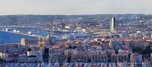 Весь район, вдали видна башня CMA CGM. Фото с сайта CMA CGM.