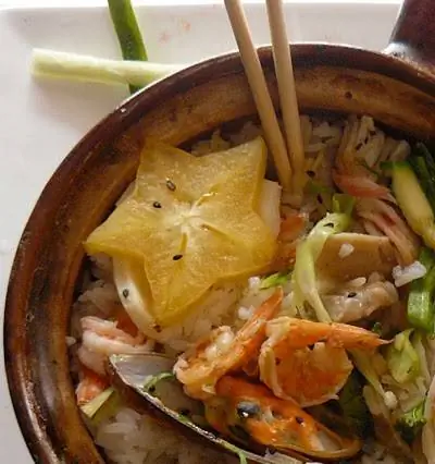 Рыбное рагу со звездными фруктами в ресторане Wok & Noodles в центре Сан-Хосе. Музыка, искусство и еда для клубных детей, где день превращается в ночь, и, прежде чем вы это заметите, взойдет солнце.