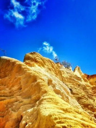 Песчаные дюны естественного цвета в The Pinnacles.