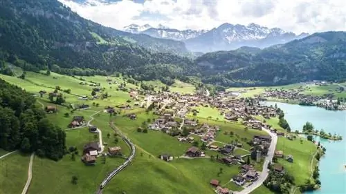 Исследуйте красивые швейцарские озера. Фото из Swiss Travel System.