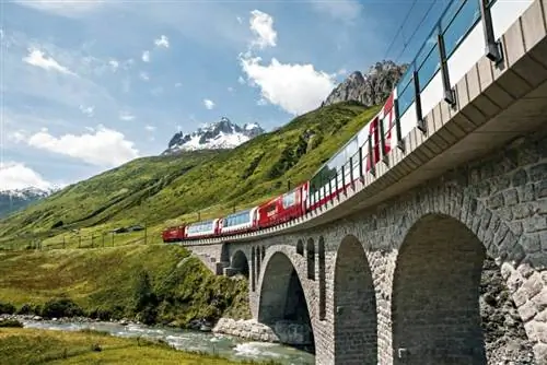 Ледниковый экспресс недалеко от Хоспенталя в долине Урсерен. Фото из Swiss Travel System.
