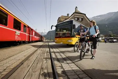 Катание на горных велосипедах по Ретийской железной дороге. Фото из Swiss Travel System.