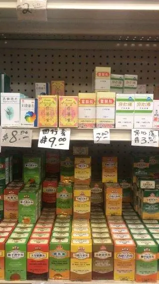 Стена из красочных коробок, чтобы успокоить ваши недуги.
