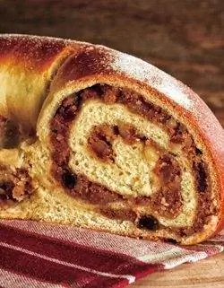 Губана, приготовленная из сухофруктов, специй и орехов.