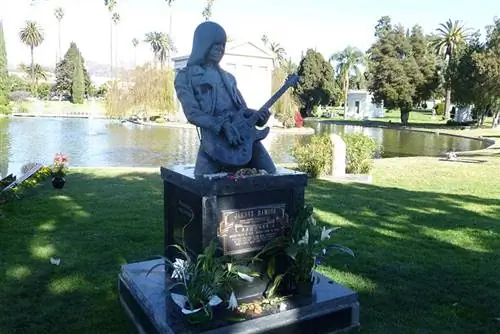 Статуя Джонни Рамона на кладбище Hollywood Forever в Лос-Анджелесе. Фото предоставлено Карой Торнтон.
