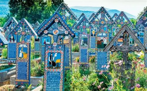 Красивые надгробия в Cimitirul Vesel, Румыния. Фото предоставлено Карой Торнтон.