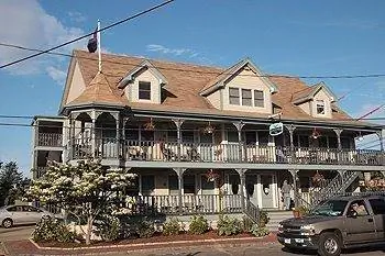 Недавно отремонтированный отель Dockside Inn находится прямо в гавани Ок-Блаффс, в нескольких минутах ходьбы от парома.