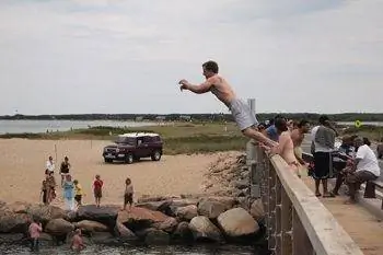 Прыжок с моста на State Beach, Oak Bluffs.