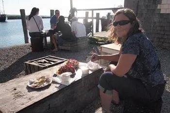 Морепродукты не становятся более свежими, чем когда вы покупаете их в Ларсенсе и садитесь на пристань Менемша!