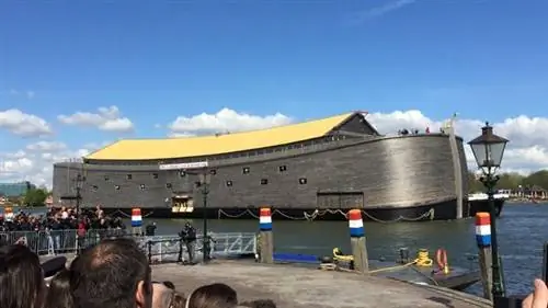 Ковчег с туристами