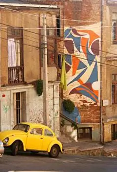 Одна из 20 фресок, являющихся частью Museo a Cielo Abierto, украшает стену вдоль Subida Ferrari.