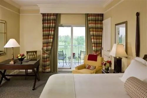 Элегантный и комфортабельный номер в отеле Ballantyne and Lodge.