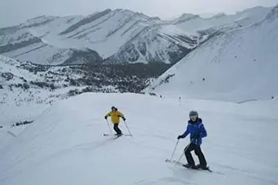 лыжники в Альберте, Канада.