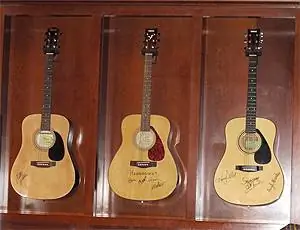Знаменитые гитары выстраиваются вдоль стен в баре Swamper's Bar в Muscle Shoals, Алабама.