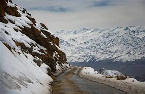 Снежная дорога в Гималаях недалеко от Ладакха. На фото Донни Секстон. Гаджеты и вещицы для будущих путешествий.
