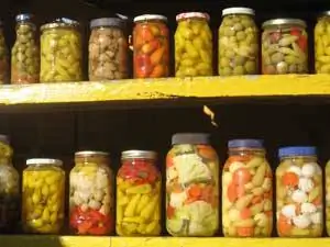 Местные оливки, маринованный перец и овощи