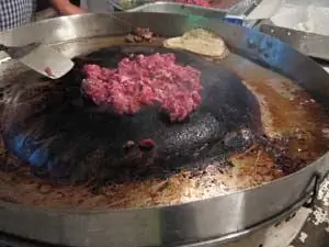 Перевернутое вок-образное приспособление для приготовления мяса на мобильной стойке тако