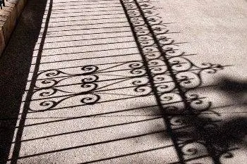 Искусственная красота повсюду вокруг Арраса, который был перестроен в 1920-х годах и сильно пострадал во время обеих мировых войн.