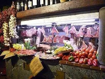Bistecca alla Fiorentina и разнообразные блюда, готовые к ужину в Ristorante Perseus.
