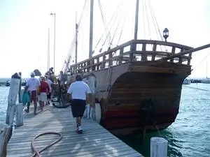 Все на борту «Пинты», точной копии корабля Колумба.